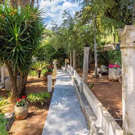 Nada - Unique & Artistic