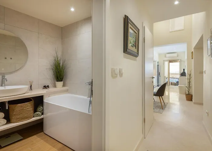 Nada - Unique & Artistic