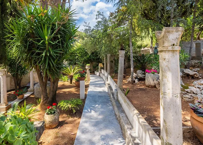 Nada - Unique & Artistic